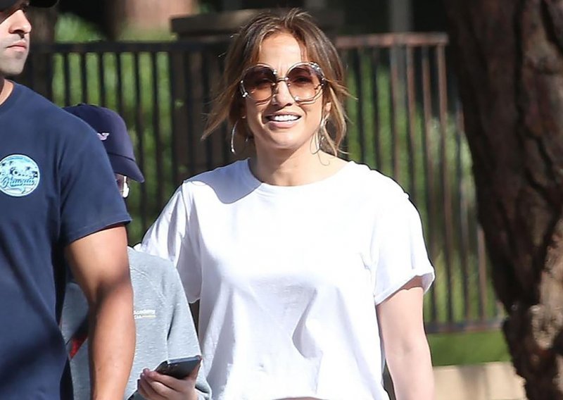 Sportski look joj odlično pristaje: Jennifer Lopez uskočila u trendi traperice, tenisice i bijeli T-shirt