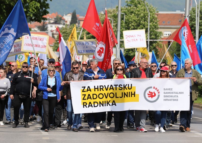 [FOTO] Sindikalni marš: Gospodo poslodavci, na kugli zemaljskoj nema mjesta iz kojeg ćete dovesti radnike da rade džabe