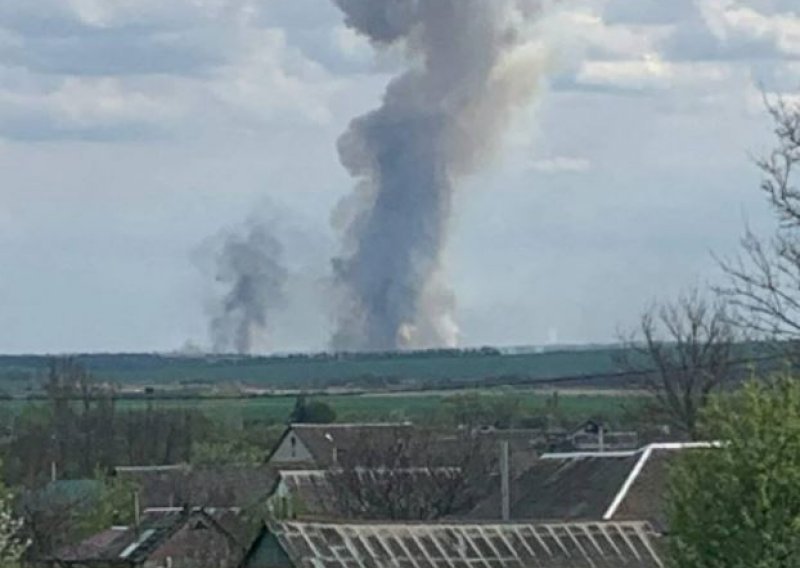 Požar u Rusiji na vojnoj lokaciji u blizini ukrajinske granice, u Kurskoj oblasti oštećen željeznički most