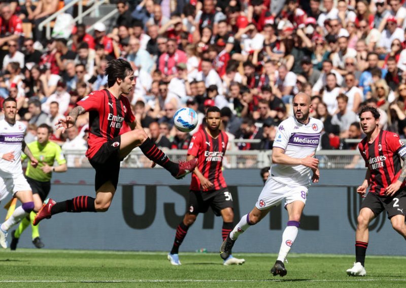 [FOTO] Važna pobjeda Milana u borbi za naslov prvaka; Fiorentina je pala u samoj završnici utakmice na San Siru