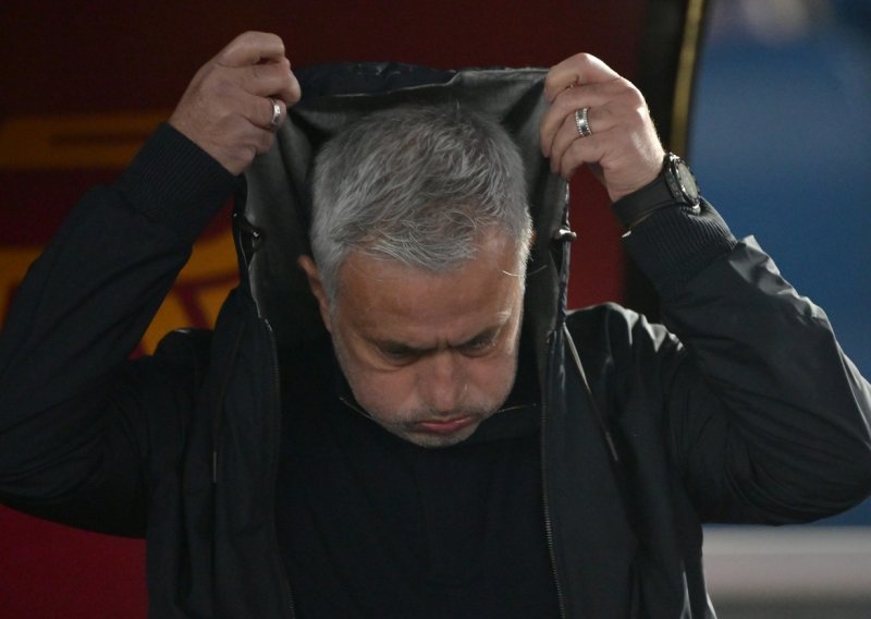 [FOTO] Jose Mourinho 'na aparatima'; Roma je definitivno ostala bez plasmana u Ligu prvaka