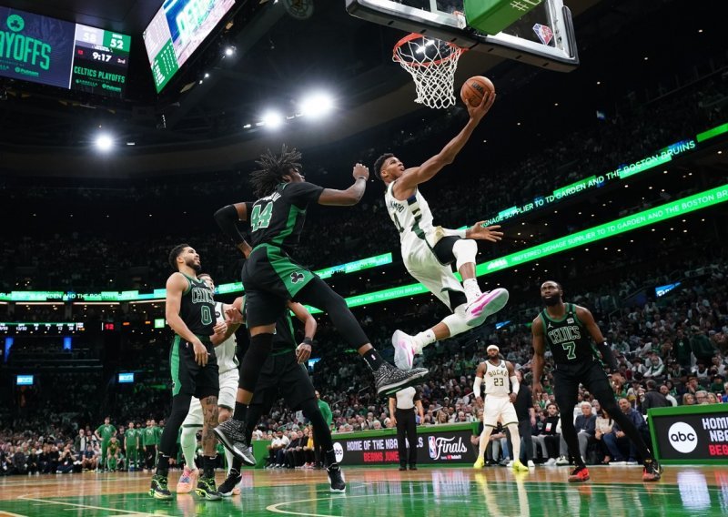 Giannis Antetokounmpo sa svojim je Bucksima demolirao nemoćne Celticse usred Bostona