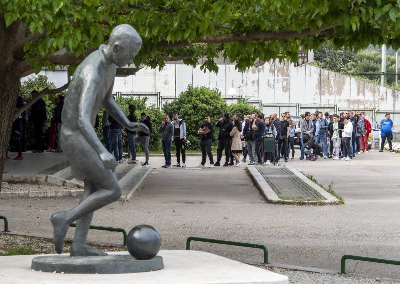 [FOTO] Ludnica u Splitu, za samo dva sata planulo je preostalih 15 tisuća ulaznica za finale Kupa. Redovi na Poljudu su bili nepregledni
