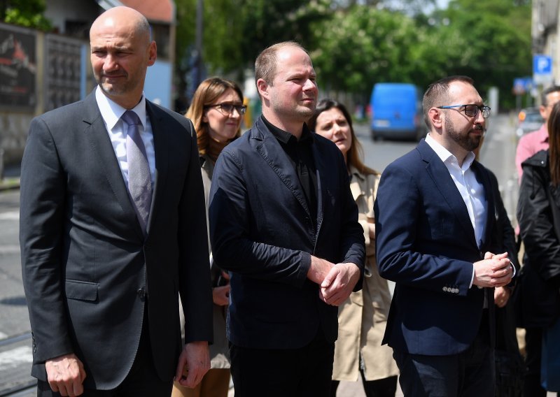 [FOTO/VIDEO] Tomašević sa suradnicima odao počast stradalima za vrijeme raketiranja Zagreba, poginulo je sedam građana