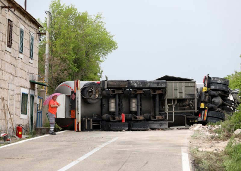 [FOTO/VIDEO] Cisterna udarila u kapelicu kod Drniša i prevrnula se, vozač lakše ozlijeđen