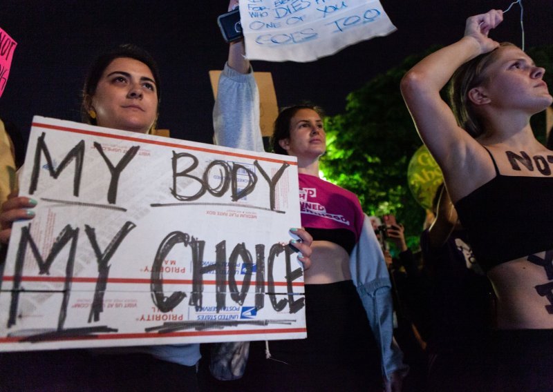 [FOTO] Amerikanci na ulicama zbog vijesti da Vrhovni sud namjerava poništiti presudu kojom je legaliziran pobačaj