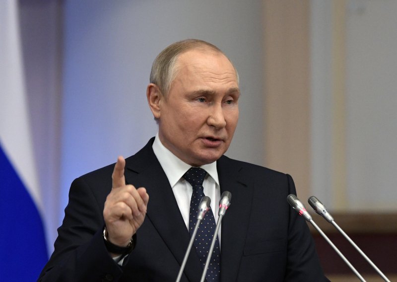 Putin telefonom razgovarao s Macronom: Zapad bi mogao pomoći da se prekinu te strahote