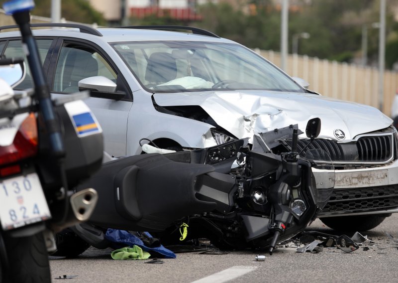 Teška prometna nesreća u Šibeniku, sudarili se motocikl i automobil
