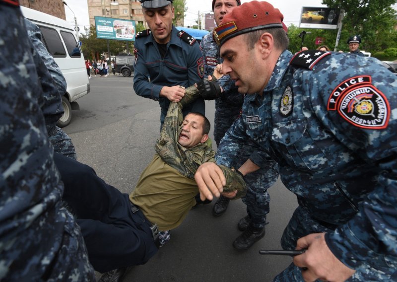 [FOTO] Kuha u Armeniji: Prosvjednici u Erevanu blokirali ulice, traže ostavku premijera