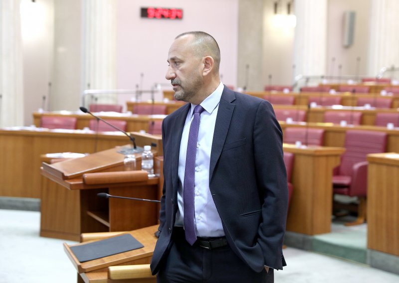 [FOTO] Zekanović traži da DORH uzme iskaz od Milanovića: 'Istražiti, procesuirati, zatvoriti ili staviti u ludnicu, nema treće mogućnosti!'