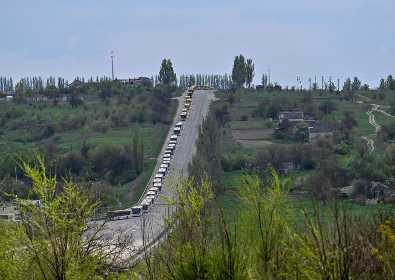 Zelenski pozvao UN da spasi ljude iz opkoljenog Azovstala; Moskva najavila trodnevni prekid vatre