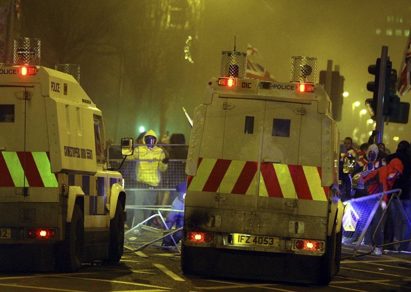 Krvavi neredi u Belfastu zbog britanske zastave