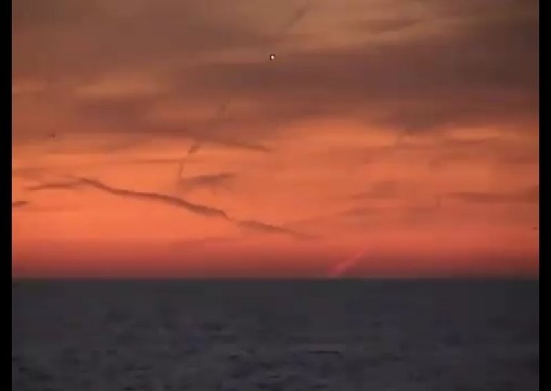Lovac na NLO-e snimio misteriozno svjetlo na nebu