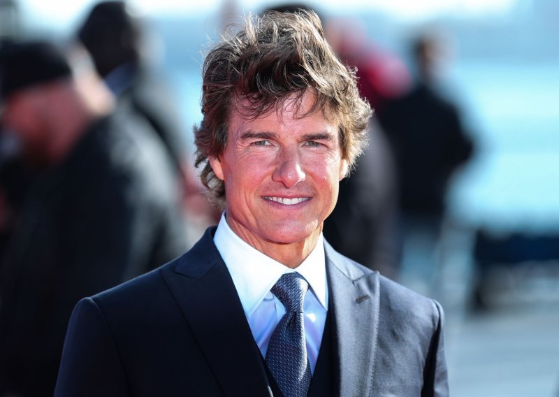 Tko bi mu dao 59: Tom Cruise na premijeru novog 'Top Guna' stigao helikopterom, a njegov pomlađen izgled nije prošao ispod radara