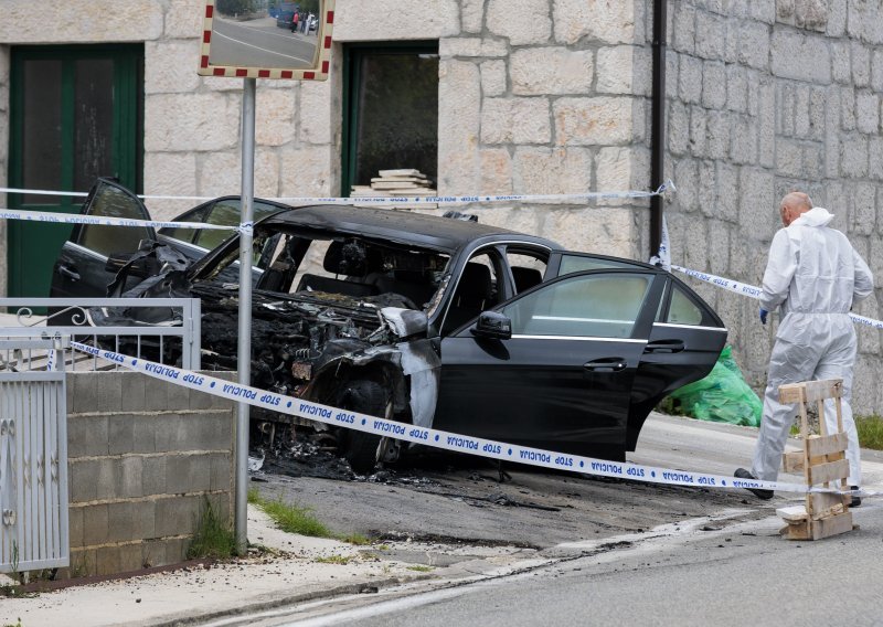 [FOTO/VIDEO] Požar na vozilu kod Imotskog je podmetnut, navodno je u vlasništvu supruge jučer uhićenog bivšeg načelnika omiške policije