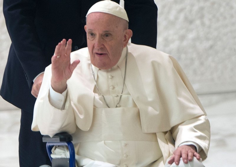 Papa prvi put u javnosti u invalidskim kolicima zbog bolova u koljenu