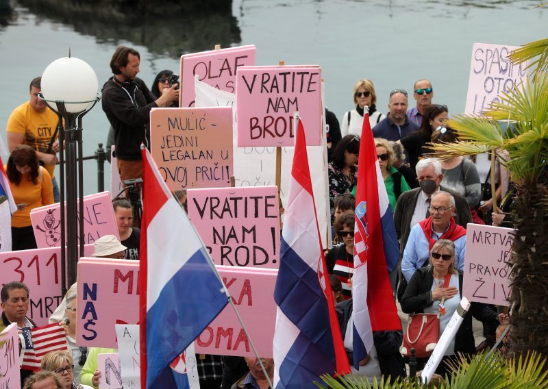 [FOTO/VIDEO] Mještani Ilovika na nogama zbog dogradnje luke Mrtvaška: 'Vratite nam život, vratite nam brod!'