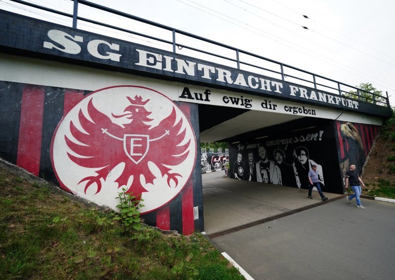 Navijači Eintrachta i West Hama divljaju po Frankfurtu, rade bejzbol palice, ima ozlijeđenih i privedenih