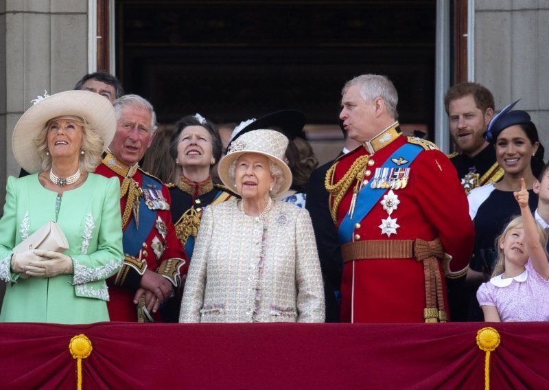 Na platinasti kraljičin jubilej iz Amerike stižu Meghan Markle i princ Harry; poznato je tko na kraju neće biti s kraljicom na balkonu