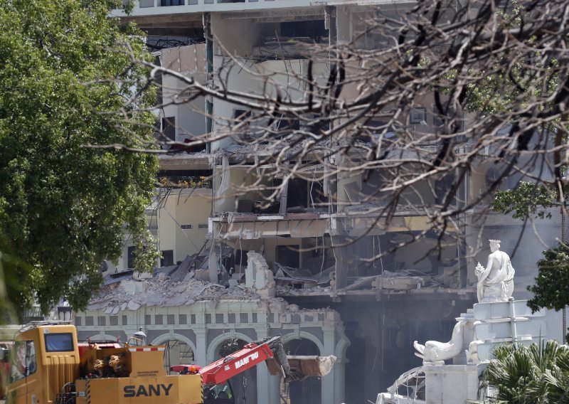 [FOTO] Snažna eksplozija odjeknula centrom Havane; urušili se katovi poznatog hotela, najmanje 8 osoba poginulo