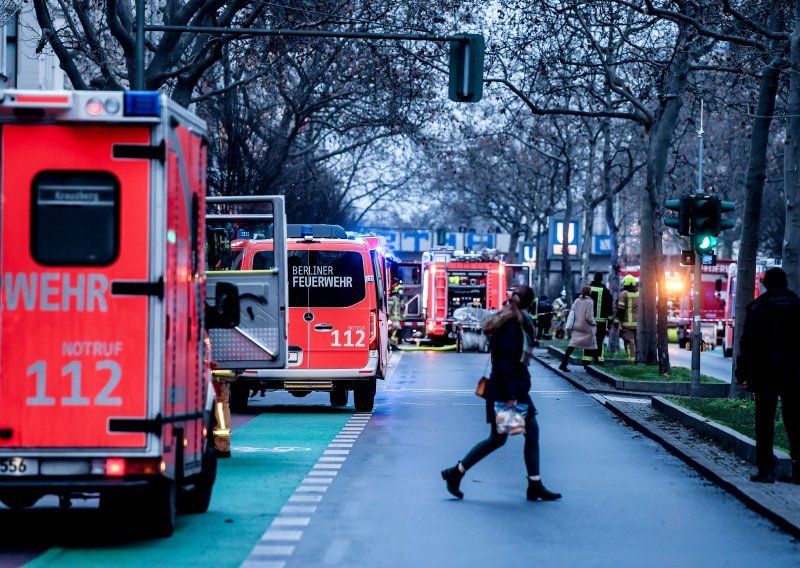 Berlinska policija istražuje napravu bačenu na zgradu s ruskim novinarima