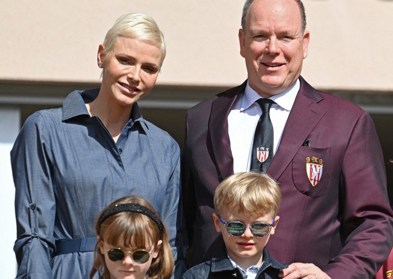 Princeza Charlene ponovo u javnosti sa suprugom i djecom, a ovaj put uspjela je navući smiješak na lice