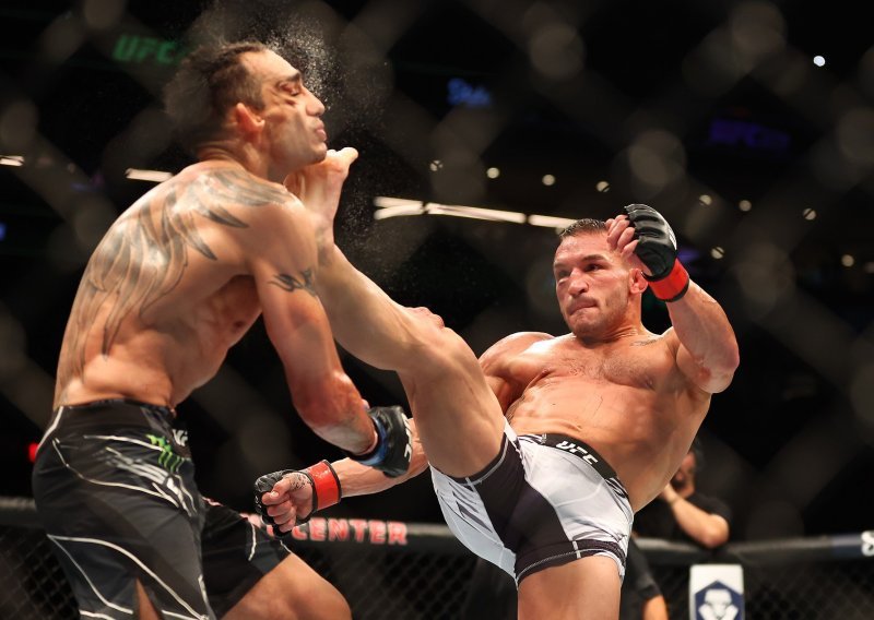 [FOTO] Brutalan nokaut na UFC-u 274! Atraktivnim 'front kickom' uspavao je nesretnog suparnika i pokupio bonus večeri