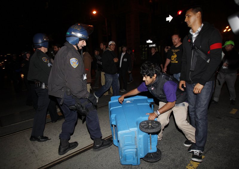 Pogledajte kako policija mlati prosvjednike na Wall Streetu
