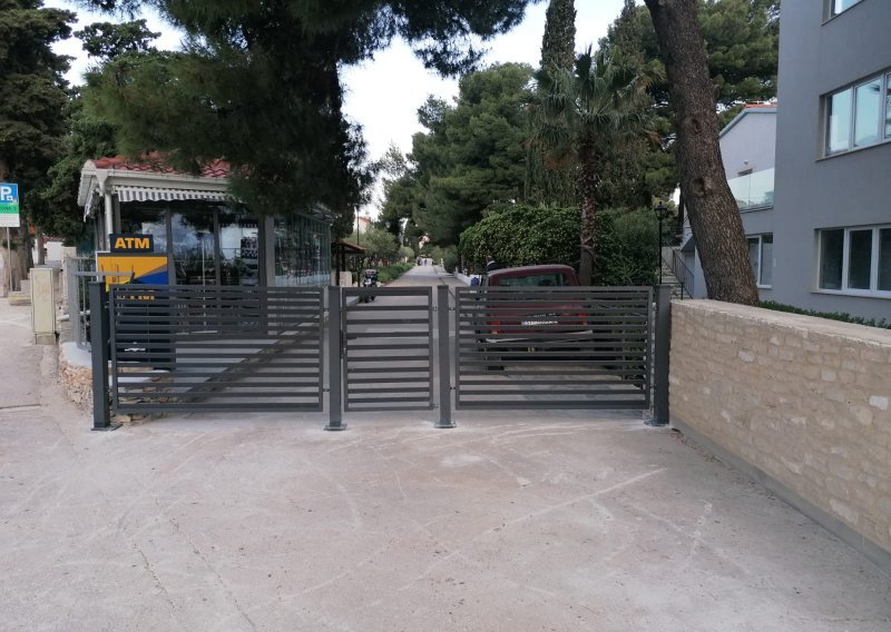 Hotel iz Supetra ponovno postavio ogradu na resort, odmah se javila gradonačelnica