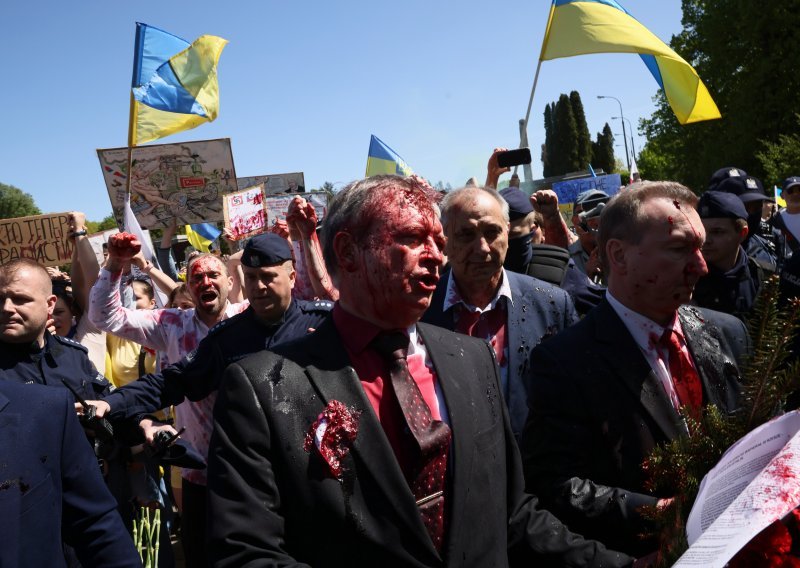 [FOTO/VIDEO] Ruski veleposlanik u Poljskoj zaliven crvenom bojom, prosvjednici mu vikali 'fašisti'