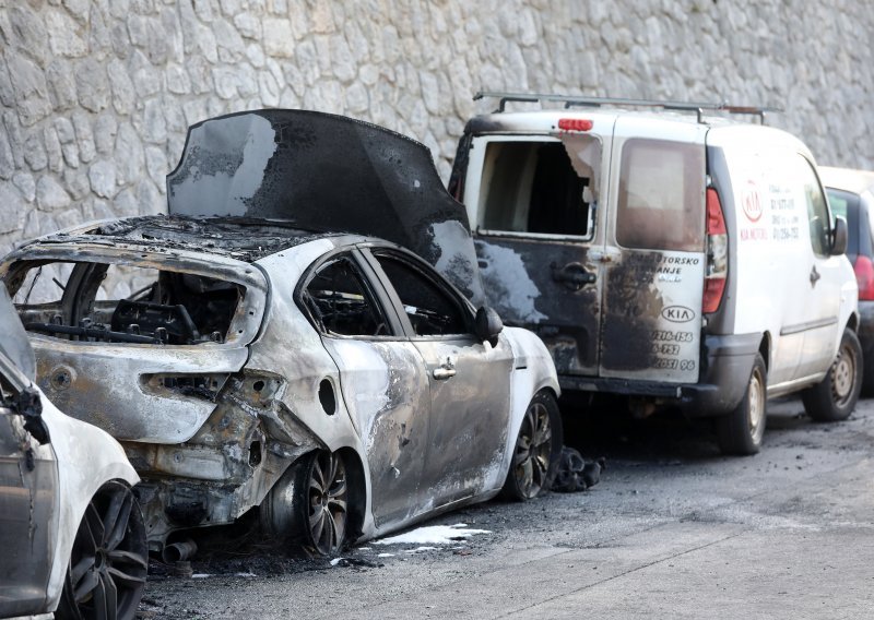 [FOTO/VIDEO] U eksploziji i požaru u Rijeci oštećena vozila, nema ozlijeđenih