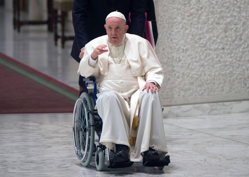 Iako je u kolicima, zdravstveni problemi neće zaustaviti Papa Franju, poručuje Vatikan