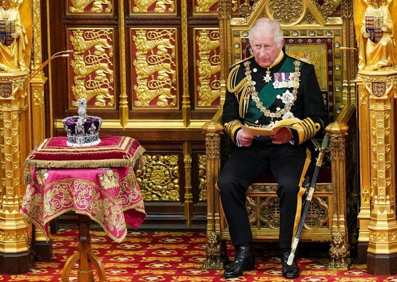 Kraljica još nikada nije bila ovako zamijenjena: Princ Charles preuzima sve značajniju ulogu, a dokazuju to i događaji u parlamentu