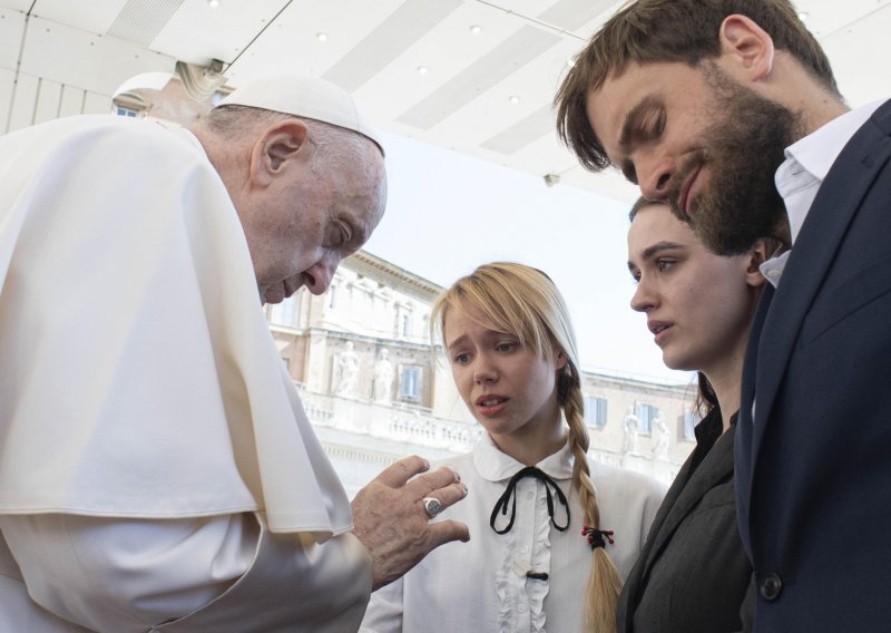 [FOTO] Papa Franjo se susreo sa suprugama boraca iz Azovstala, žene su susret opisale kao povijesni trenutak
