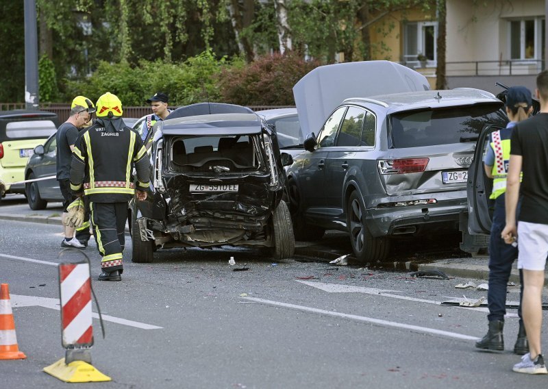 [FOTO] Krš i lom u centru Zagreba; vozač automobilom 'pomeo' niz parkiranih vozila