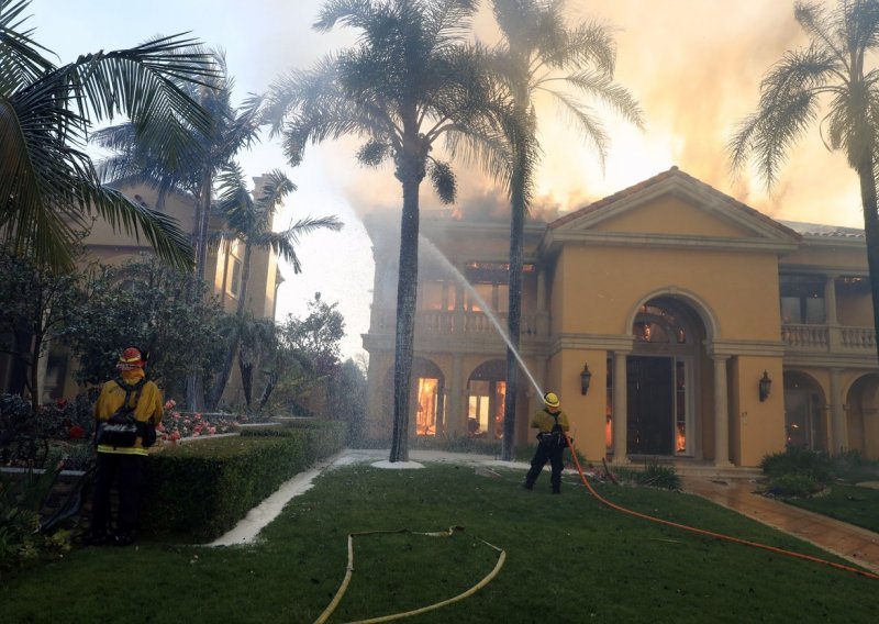 [FOTO] Požar u Kaliforniji spalio dvadeset skupocjenih kuća i zahvatio površinu od 200 hektara