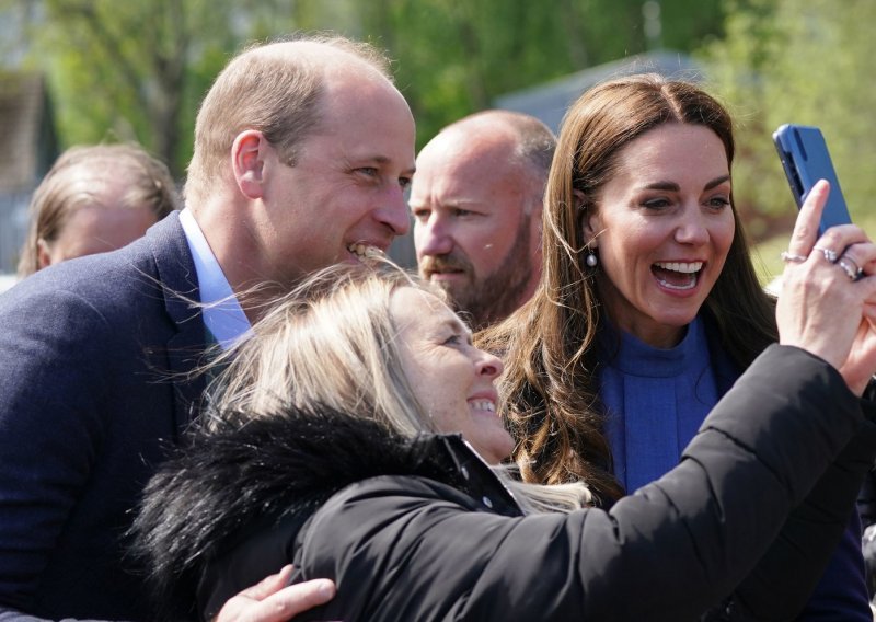 Novi sistem provode u praksu: U Škotskoj su princ William i Kate Middleton pokazali svoju opušteniju stranu, a posebno je bio dirljiv jedan emocijama nabijen trenutak