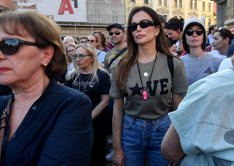 Pridružila se prosvjedu sa zviždaljkom: Severina dala svoju podršku Mireli Čavajdi u Zagrebu