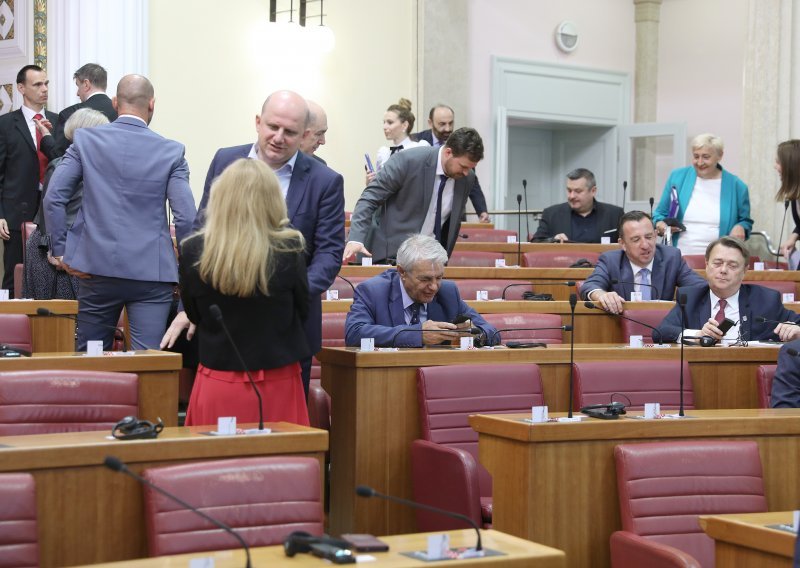 Burno u Saboru: SDP kaže da nam treba moderan zakon o pobačaju, a HDZ da je predloženi lošiji od onog starog 40 godina