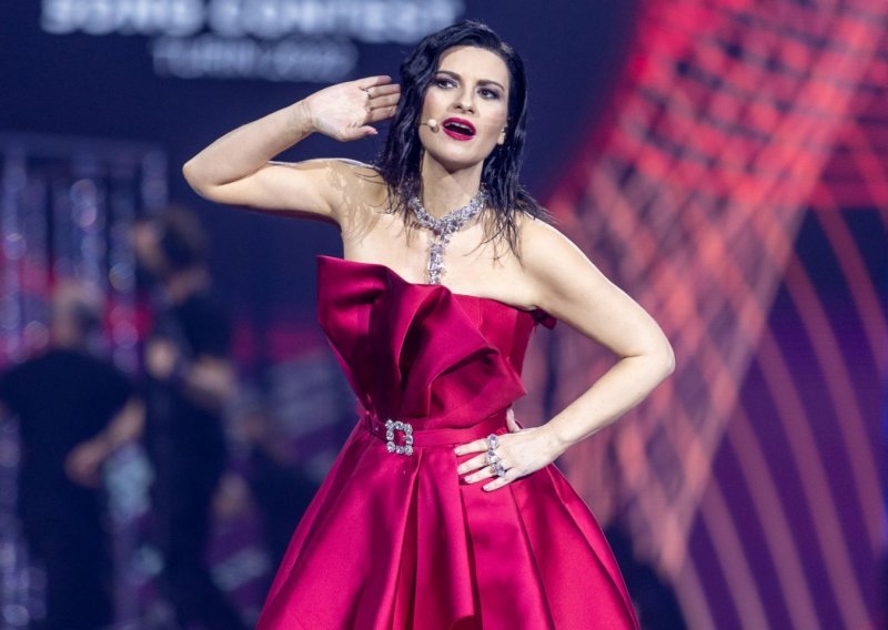 Nakon što se na Eurosongu umalo onesvijestila u prijenosu uživo, Laura Pausini potvrdila da je pozitivna na koronavirus