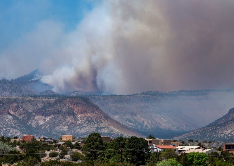 [FOTO] Šumski požari u Novom Meksiku prijete odmaralištima, dosad uništeno više od 300 kuća