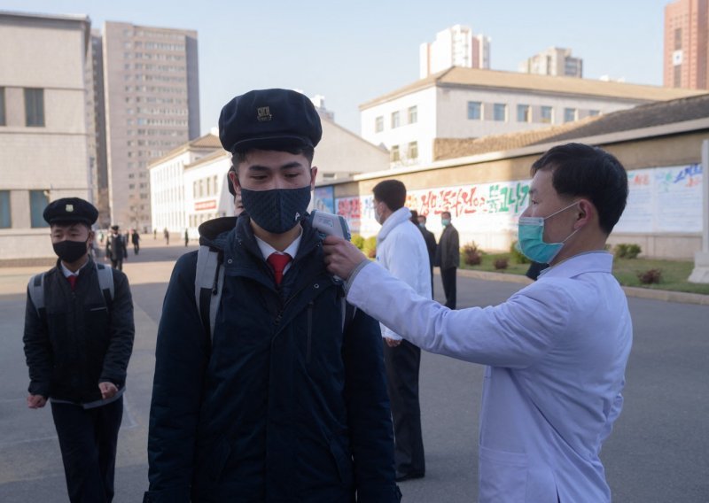 U Sjevernoj Koreji prvi službeno prijavljeni smrtni slučaj od covida-19, dan nakon što je prvi put priznala izbijanje epidemije