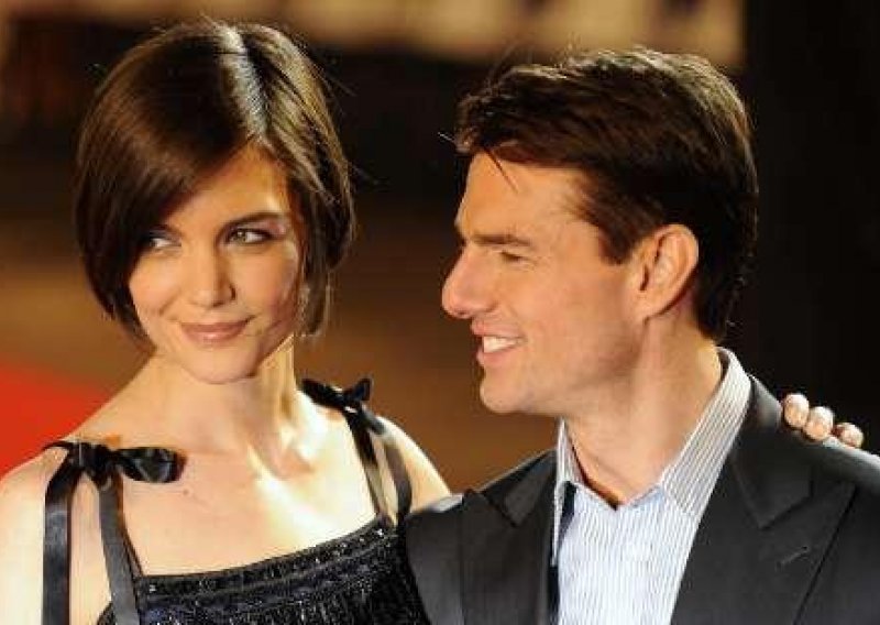 Tom Cruise kontrolira suprugu