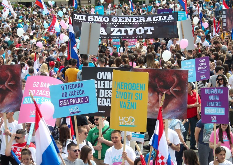 [FOTO] Hod za život: Nekoliko tisuća sudjelovalo u povorci od HNK do Zrinjevca, traže izmjene zakona o pobačaju