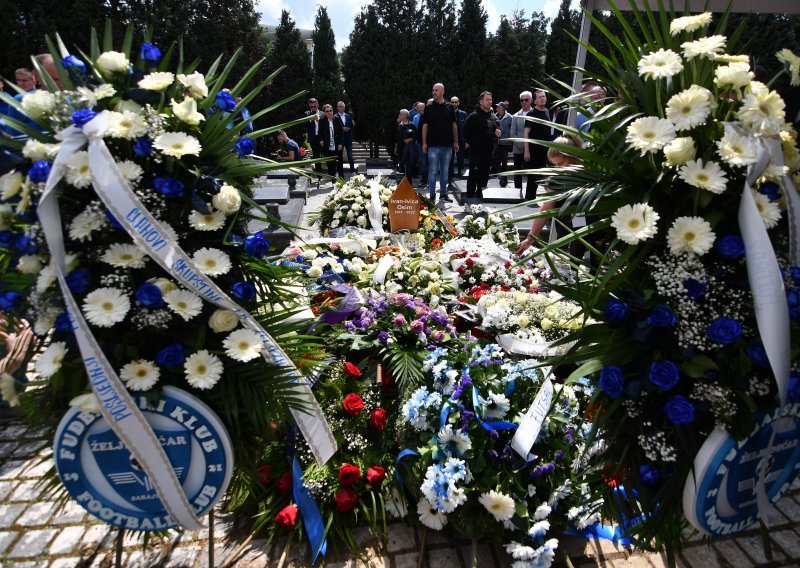 [FOTO] Pokopan Strauss s Grbavice, za Osimom tuguje čitava bivša Jugoslavija. Na ispraćaju Stojković, Boban, Sušić, Baždarević, Bajević, Slišković...