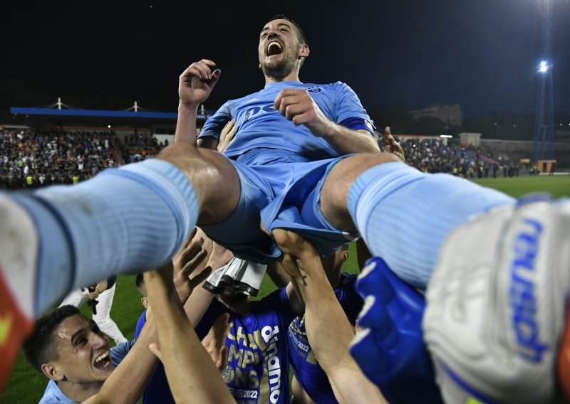 [FOTO/VIDEO] Nakon sezone uspona, padova i lutanja, jasno je da osvojeni naslov izaziva puno emocija. I zato su ga Dinamovi igrači burno proslavili