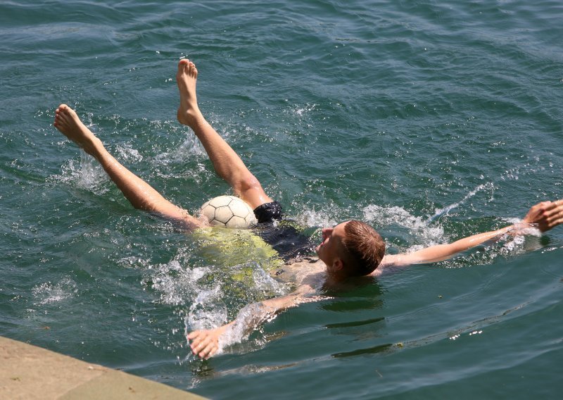 Temperatura ide i preko 30 celzijevaca, navečer pljuskovi i grmljavina. I u utorak kiša