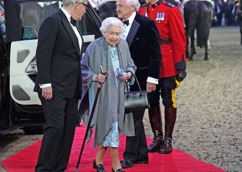 Dobro raspoložena kraljica Elizabeta II. prisustvovala finalu revije konja, a u spektaklu su sudjelovali Tom Cruise i Helen Mirren
