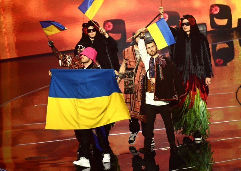 Dirljiv prizor: Frontmen ukrajinskog benda koji je pobijedio na Eurosongu oprostio se s djevojkom i otišao u rat