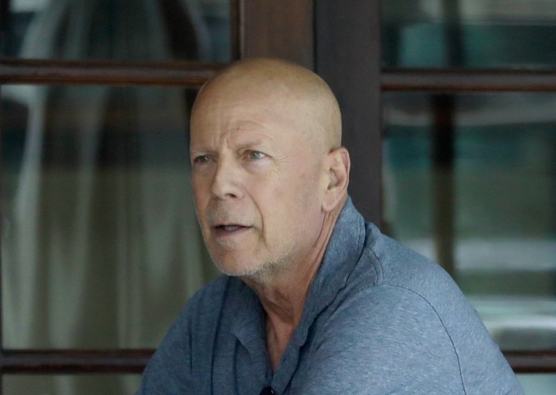 Bruce Willis napokon viđen u javnosti: Prije šest tjedana objavio je da se bori s bolesti zbog koje napušta glumu